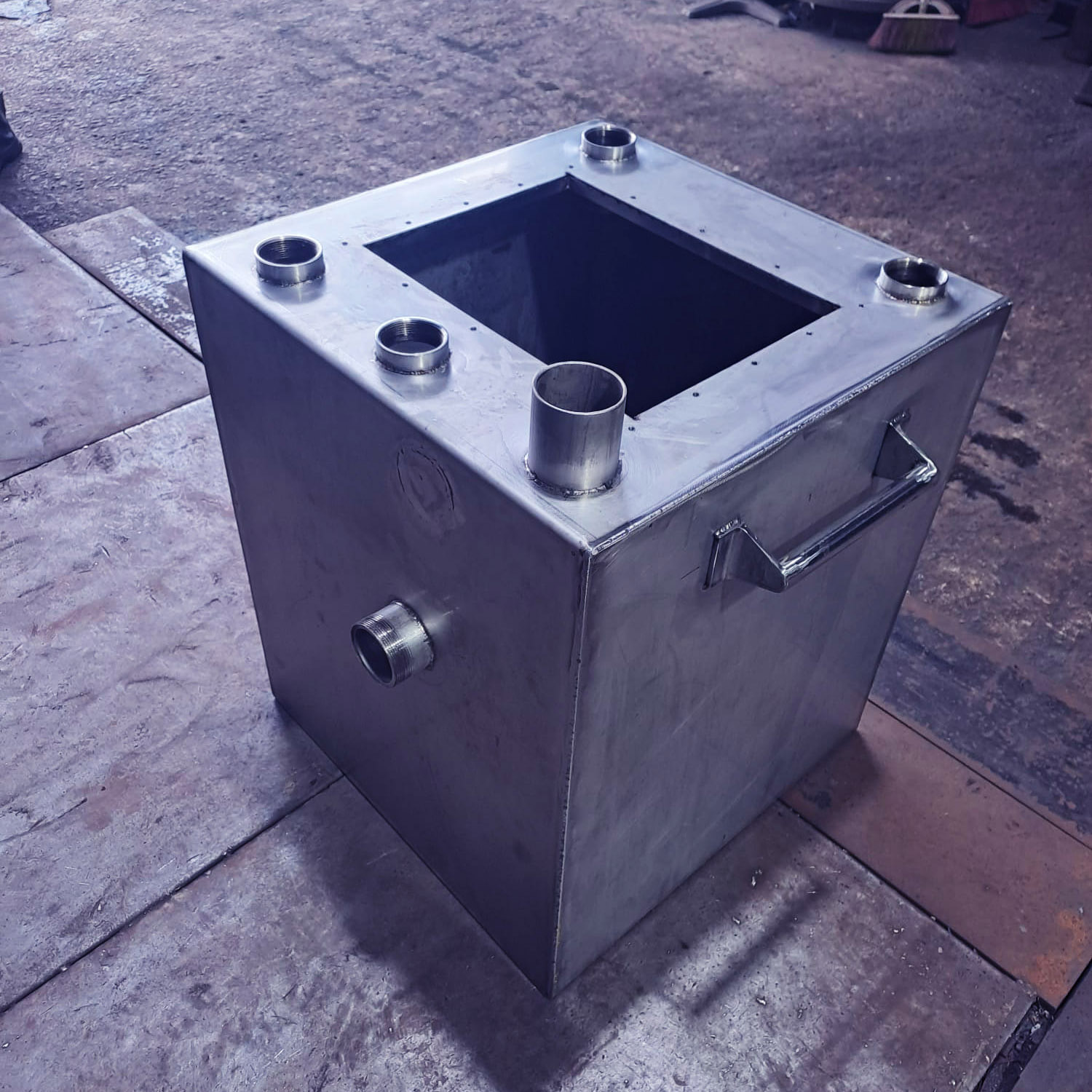 Square stainless steel tank with pipe fittings Square stainless steel tank with pipe fittings