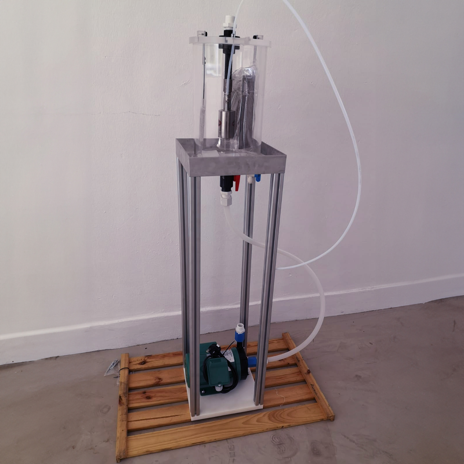 Aluminium stand fitted with an acrylic tank and pipes Aluminium stand fitted with an acrylic tank and pipes