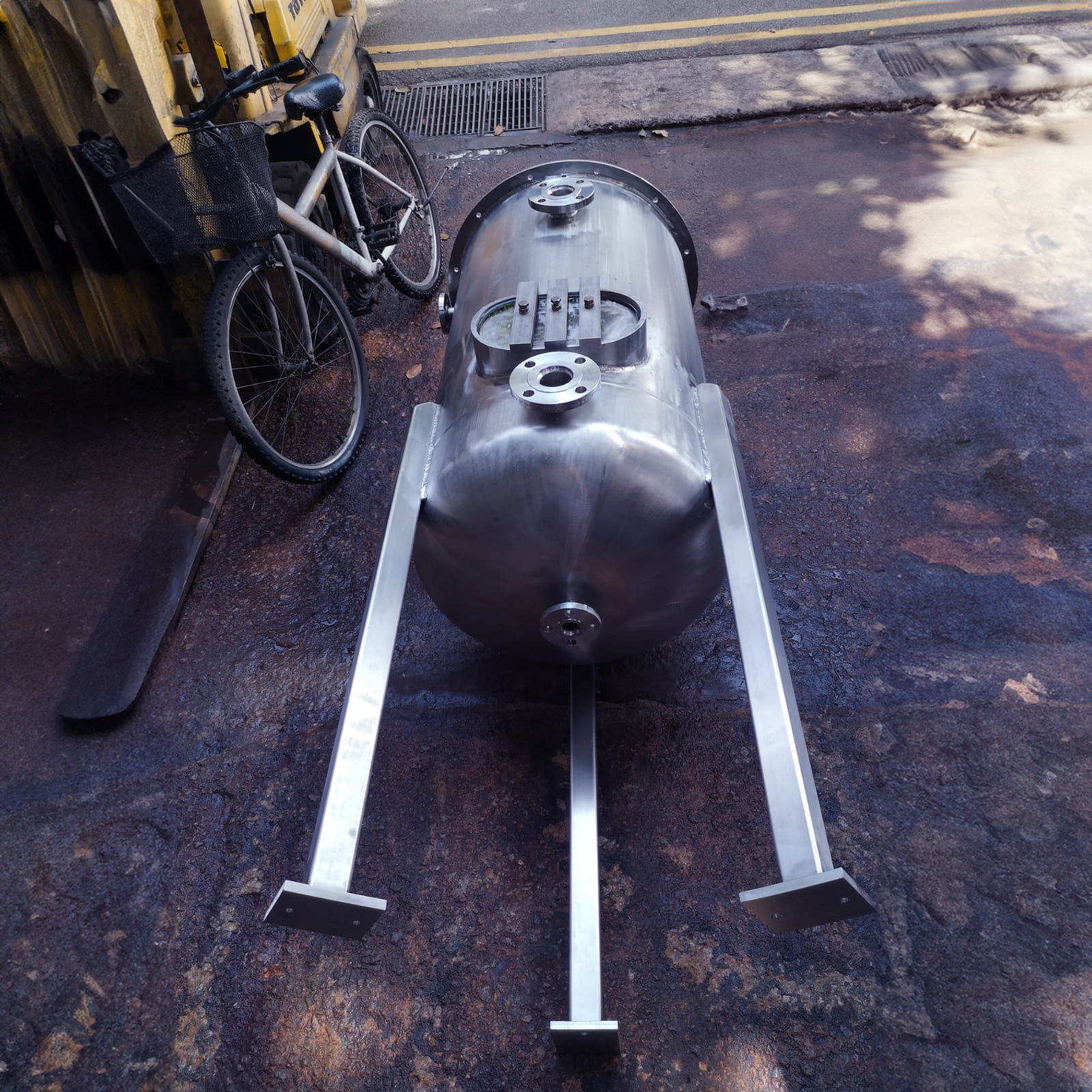 Cylindrical stainless steel tank three legs Cylindrical stainless steel tank three legs